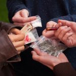 como_trabajar_la_drogodependencia_en_adultos_y_adolescentes_3933_600