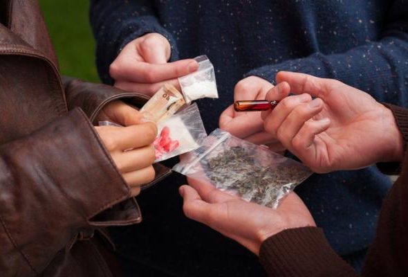 como_trabajar_la_drogodependencia_en_adultos_y_adolescentes_3933_600