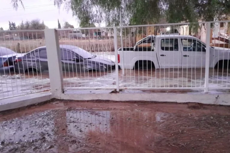 Desbordó una represa en Villa Unión