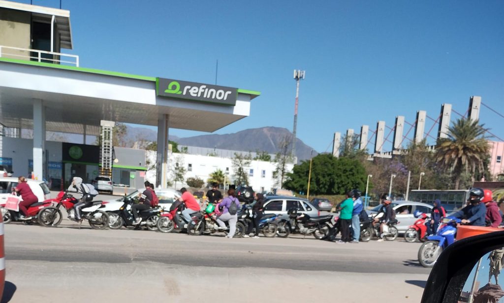 Fila para cargar combustible