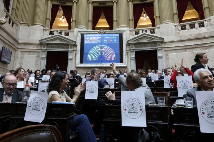 Aplausos-por-la-votacion-de-la-moratoria