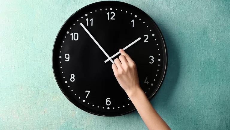 cambio-hora-invierno-verano-energia-ahorro-salud-sostenibilidad-bbva-e1635164719829