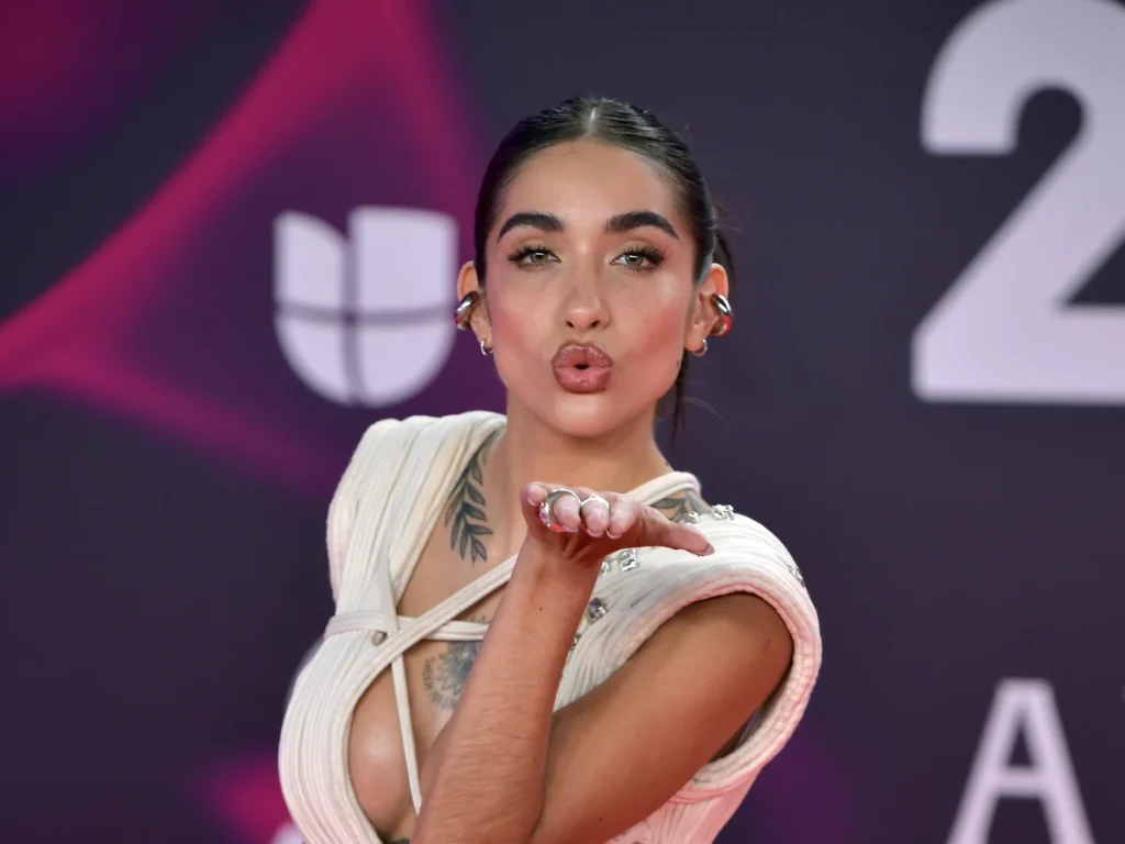 maria-becerra-posa-latin-grammy-2023_103