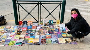 Una cadena solidaria reúne donaciones de libros para que los vendan personas en situación de calle