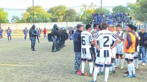 Violencia en un partido entre San Vicente y Vélez hizo que el encuentro se cancelara